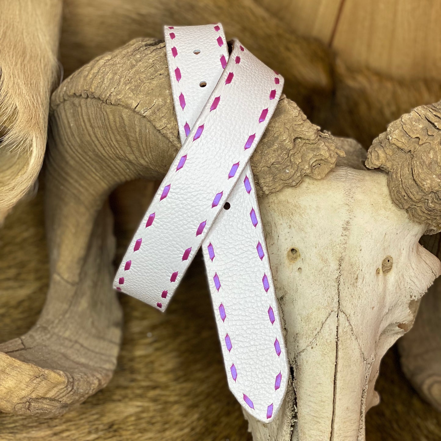 LAWMAN PEBBLED LEATHER BELT W/FUSHIA BUCKSTITCH