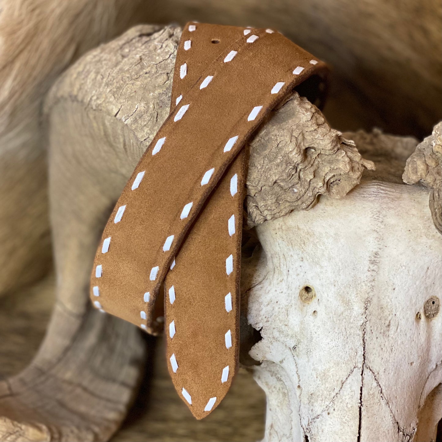DESERT TAN BELT W/WHITE BUCKSTITCH